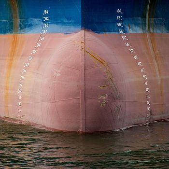 Der Bug eines Schiffes mit Rost und Kalibrierungsspuren