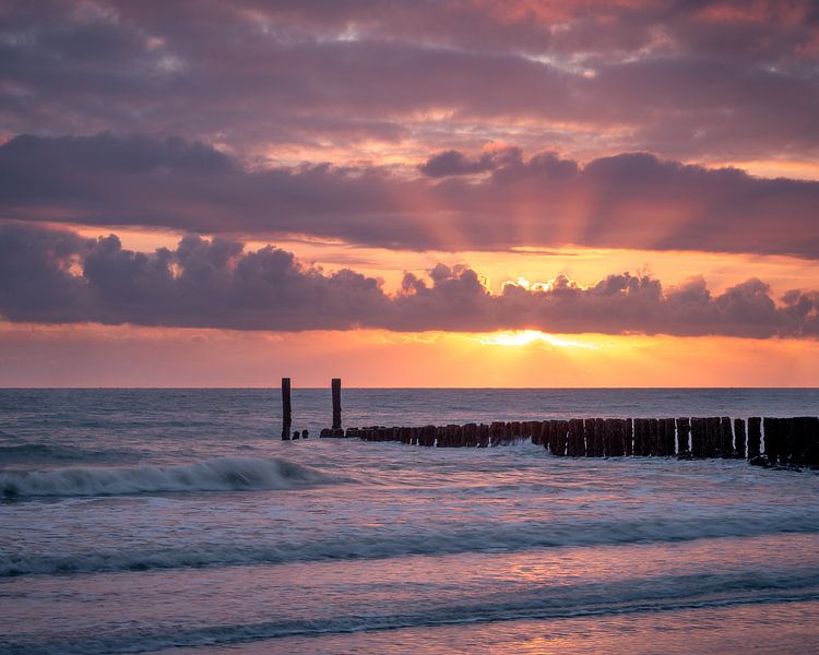 Farbenprächtiger Sonnenuntergang in Zeeland von Sander Grefte