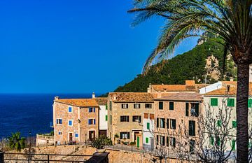 Vue du village de Banyalbufar sur le littoral de Majorque sur Alex Winter