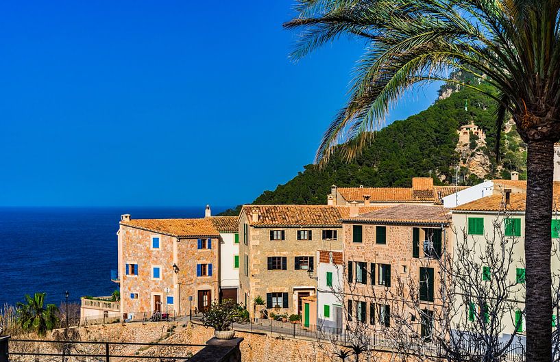 Blick auf das Dorf Banyalbufar an der Küste von Mallorca von Alex Winter