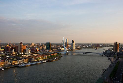 Rotterdam met erasmus brug en Noorder Eiland