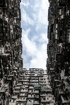 Luft zwischen den dunklen Gebäuden. von Mickéle Godderis