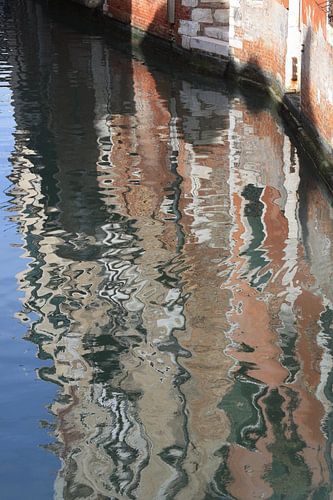 Reflectie in een klein canal van Venetië