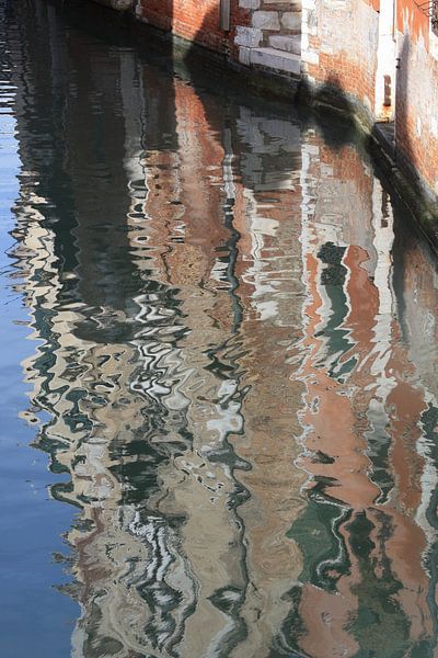 Reflectie in een klein canal van Venetië van Danielle Roeleveld