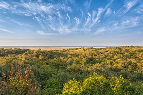 Bijzondere wolken boven de duinen en de zee