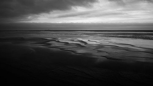 Op Vlieland heeft het licht moeite het landschap in te kleuren, er komt vast regen