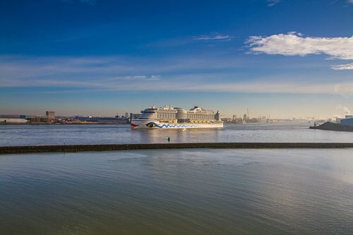 Vertrek Aidaprima uit Rotterdam