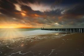 Holländische Wolken und typische Wellenbrecher von Holzpfählen entlang der Küste von Zeeland von gaps photography