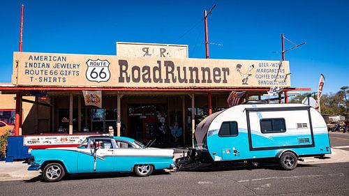 Oldtimer met caravan voor Restaurant Shop Roadrunner in Arizona USA