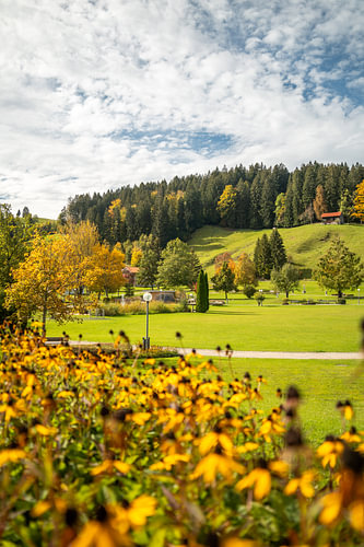 Herfstuitzicht van Oberstaufen Park