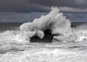 Une grande vague se brise sur un rocher à Ténérife