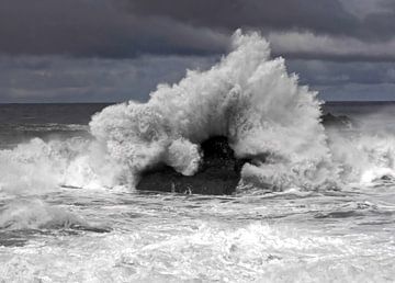 Une grande vague se brise sur un rocher à Ténérife sur Jutta Klassen