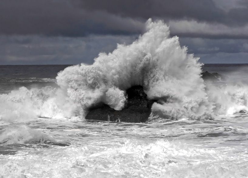 Une grande vague se brise sur un rocher à Ténérife par Jutta Klassen