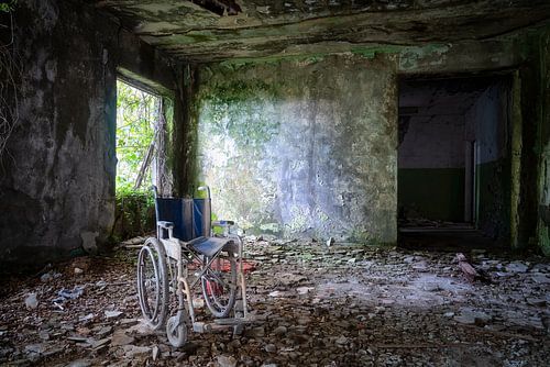 Fauteuil roulant dans un espace abandonné.