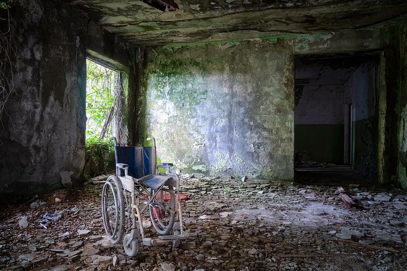 Fauteuil roulant dans un espace abandonné. par Roman Robroek - Photos de bâtiments abandonnés