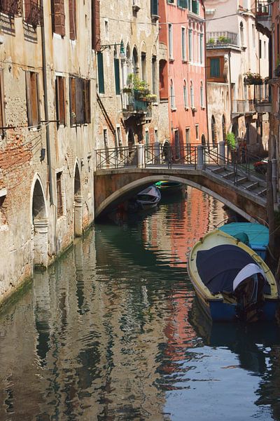 Kanaal en een brug in Venetië by Michel van Kooten