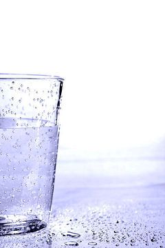 Glas met druppels water von Liesbeth van Asseldonk