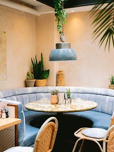 Modernes Café in Paris | Frankreich Reise Pastell Fine Art Fotografie von Raisa Zwart