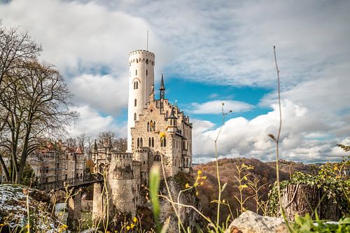 Het kasteel of Burg Lichtenstein in het Zwarte Woud. Prachtig verlicht door de zon in de winter