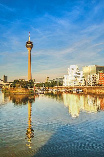 Reflectie televisietoren Gehry-gebouwen in de mediahaven in Düsseldorf