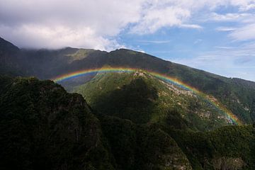 Regenbogen in den Bergen von Madeira