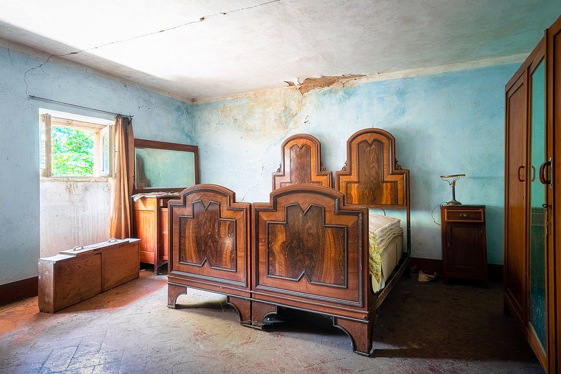 Verlassenes Schlafzimmer mit Holzbetten. von Roman Robroek