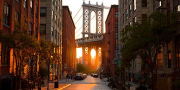 Manhattan Bridge bei Sonnenaufgang - stimmungsvolle Straßenszene von Vlindertuin-Art