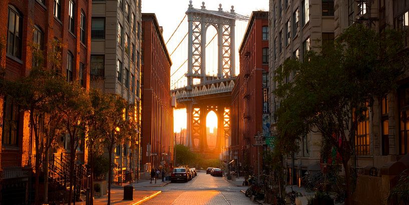 Manhattan Bridge bij zonsopkomst – sfeervol straatbeeld van Vlindertuin-Art
