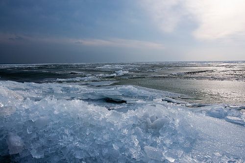 Winterlandschap van kruiend ijs 