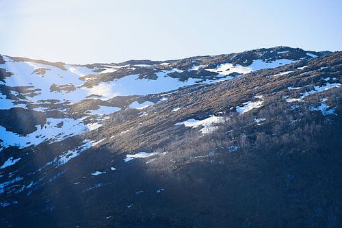 Noors hooggebergte, besneeuwde bergen en landschap