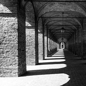Schatten unter der Galleria degli Antichi in Sabbioneta (Italien) in schwarz und weiß von André Blom Fotografie Utrecht