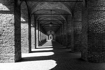 Schaduw onder de Galleria degli Antichi in Sabbioneta (Italië) in zwart-wit