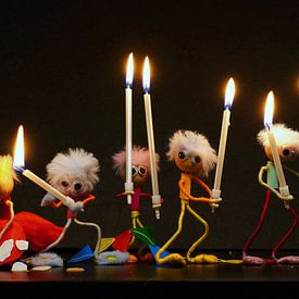 Fubby's die feestelijk met kaarsjes lopen, grappig tafereeltje. van Sailographic Paula