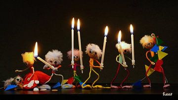Fubby's die feestelijk met kaarsjes lopen, grappig tafereeltje.