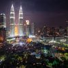 Machtige toren midden in Kuala Lumpur van Roy Poots