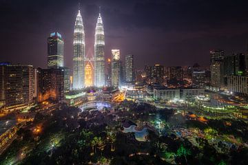 Machtige toren midden in Kuala Lumpur van Roy Poots