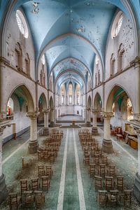Verlaten kerk met een lichtblauw kruisgewelf