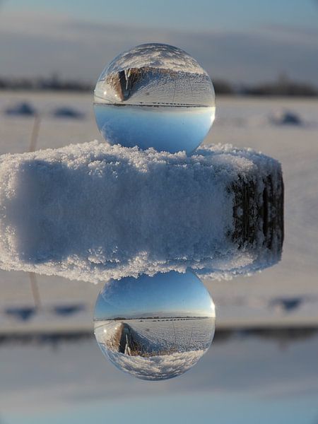 glazen bol winter van Fotografie Sybrandy