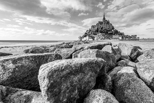 Le Mont Saint Michel et un barrage voisin en noir et blanc