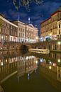 Utrecht atmosphérique, photographie de soirée sur l'Oude Gracht avec une vue sur le Stadhuisbrug. par Ad Jekel Aperçu