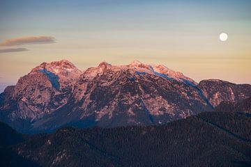 Monduntergang bei Sonnenaufgang im Berchtesgadener Land von Christian Peters