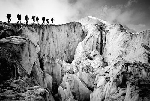 Les alpinistes traversent le glacier de Moiry, un glacier des Alpes suisses