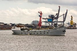 Altes Küstenmotorschiff passiert den Hafen von Amsterdam von scheepskijkerhavenfotografie