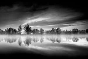 Reflecting in B&W von Ruud Peters