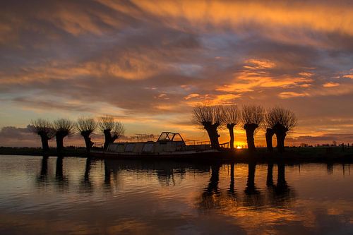 Un vieux bateau au lever du soleil
