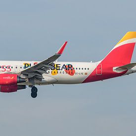 Landende Iberia Express Airbus A320-200. van Jaap van den Berg