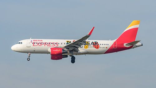 Landende Iberia Express Airbus A320-200. van Jaap van den Berg