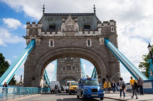 Tower Bridge avec bleu et jaune