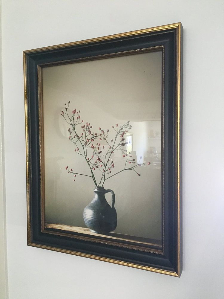 Blaue Vase mit Beeren, von Karin Bazuin