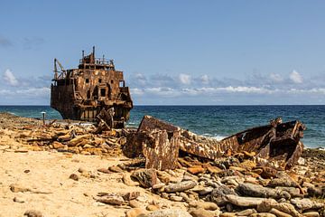 Shipwreck on Klein Curacau. by Janny Beimers